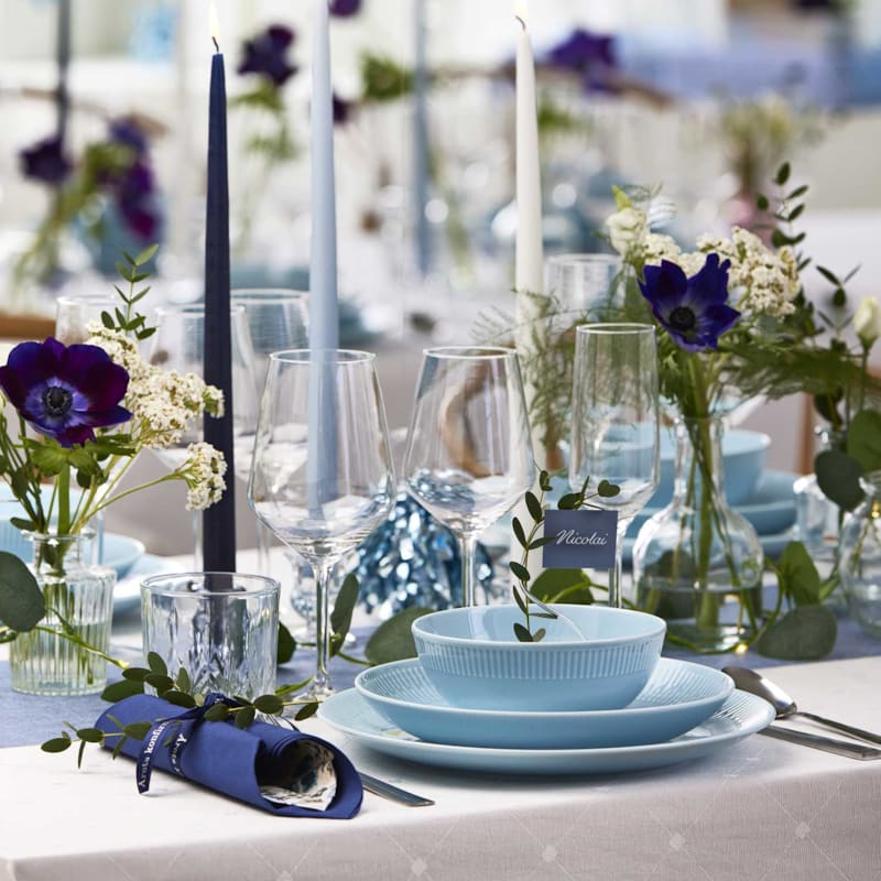 Et bord dækket op til konfirmation. Find alt til konfirmationen hos BilkaToGo.