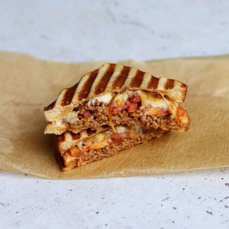 Cowboy toast med oksekød, cheddar og tomat