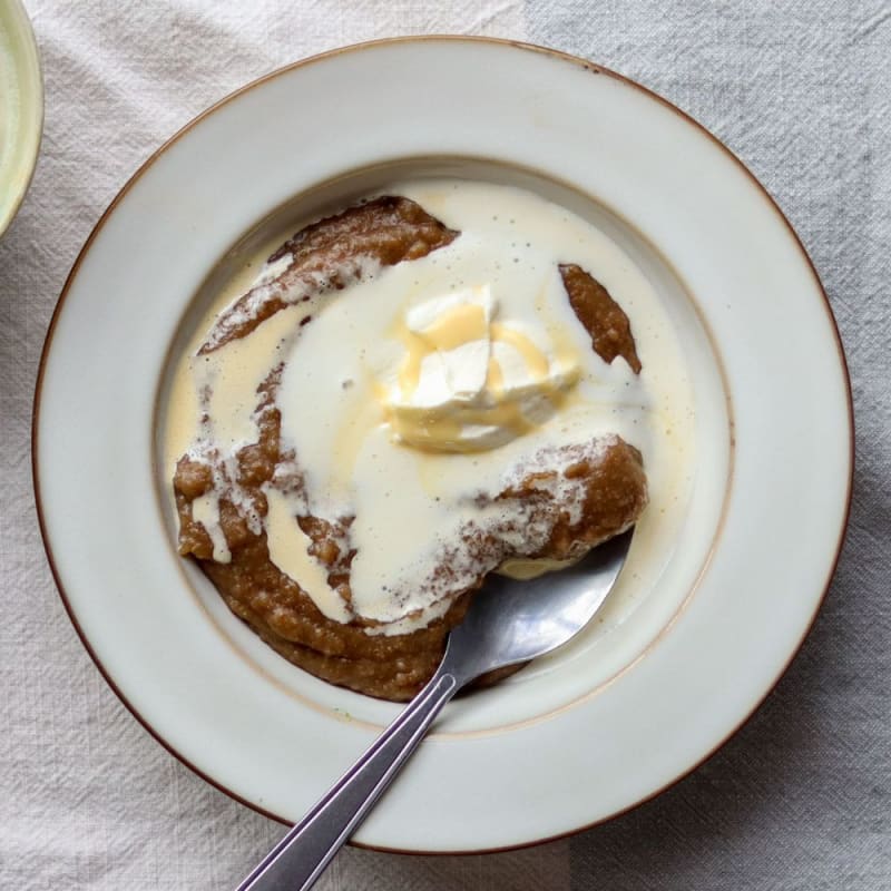 Øllebrød med flødeskum og æggesnaps