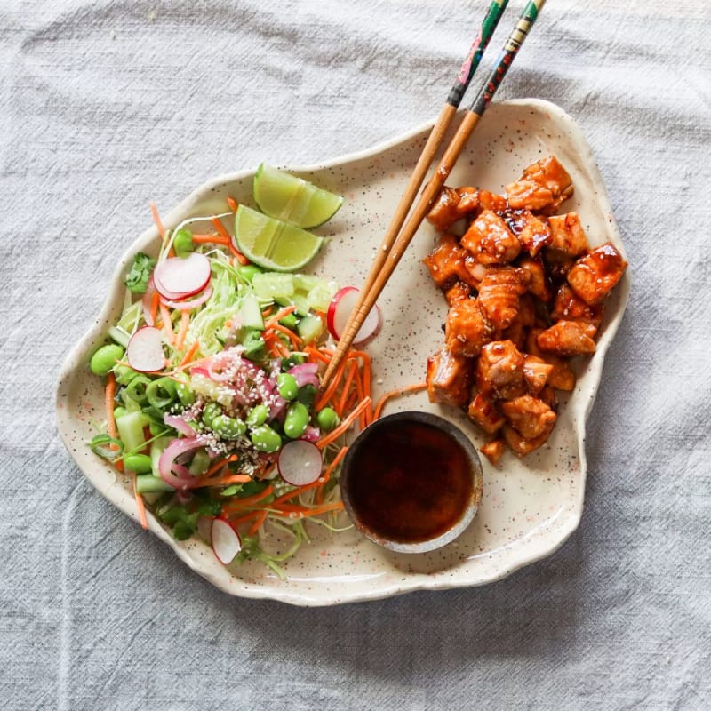 Teriyaki laks med spidskålsalat, edamame og rødløg