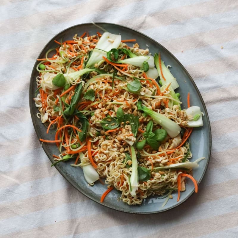 Nudelsalat med kylling og grønt