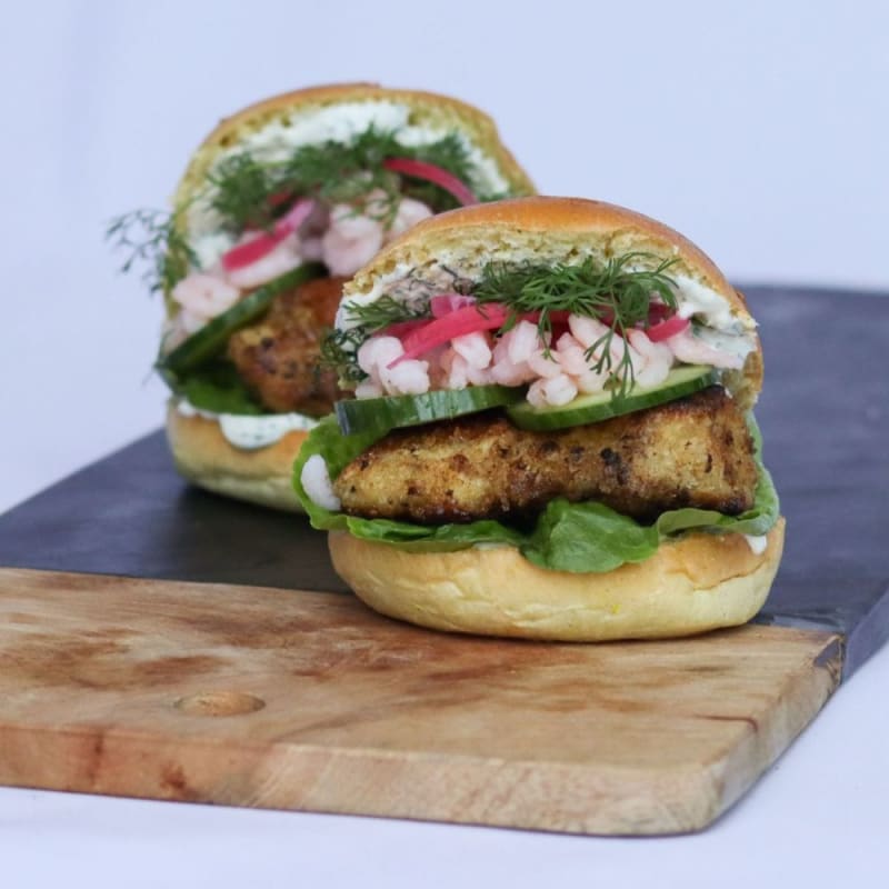 Fiskeburger med rejer, grønt og urtedressing