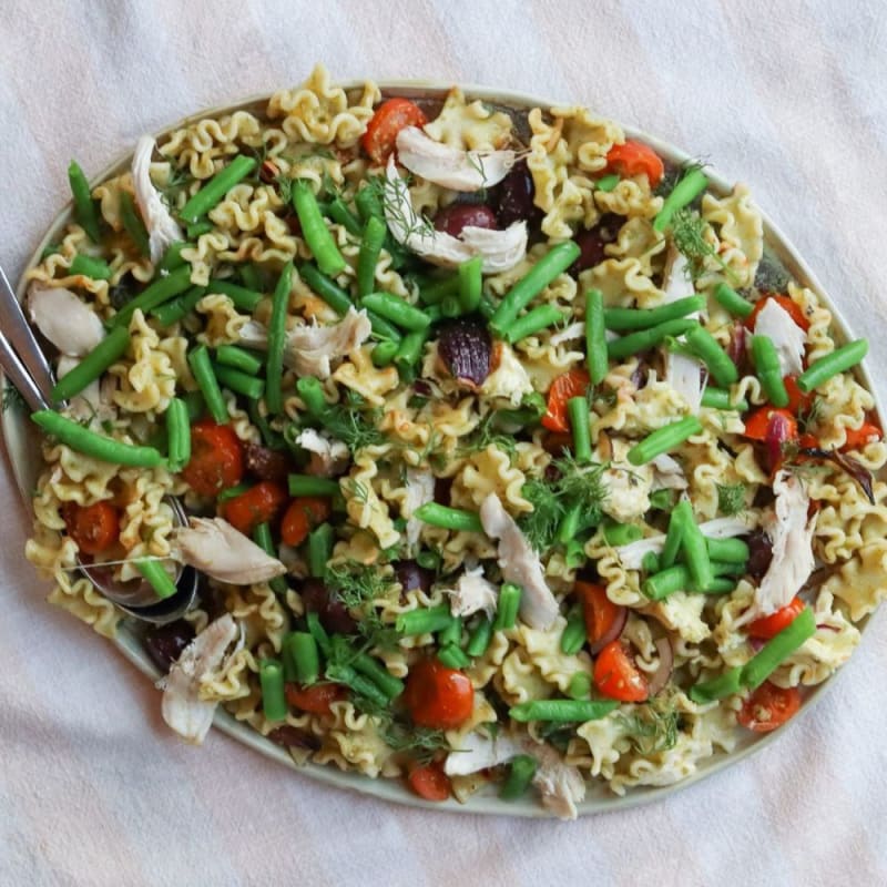 Pastasalat med kylling, grønt og pesto