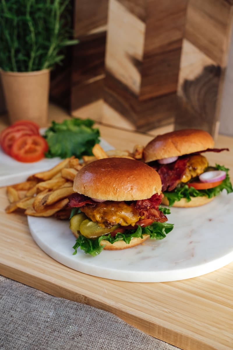 2 stk smash burgers med oksekød, bacon, og pickles