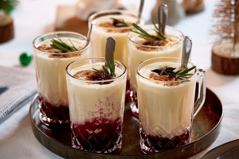 Eggnog i glas med pynt. Opskrift hos BilkaToGo.