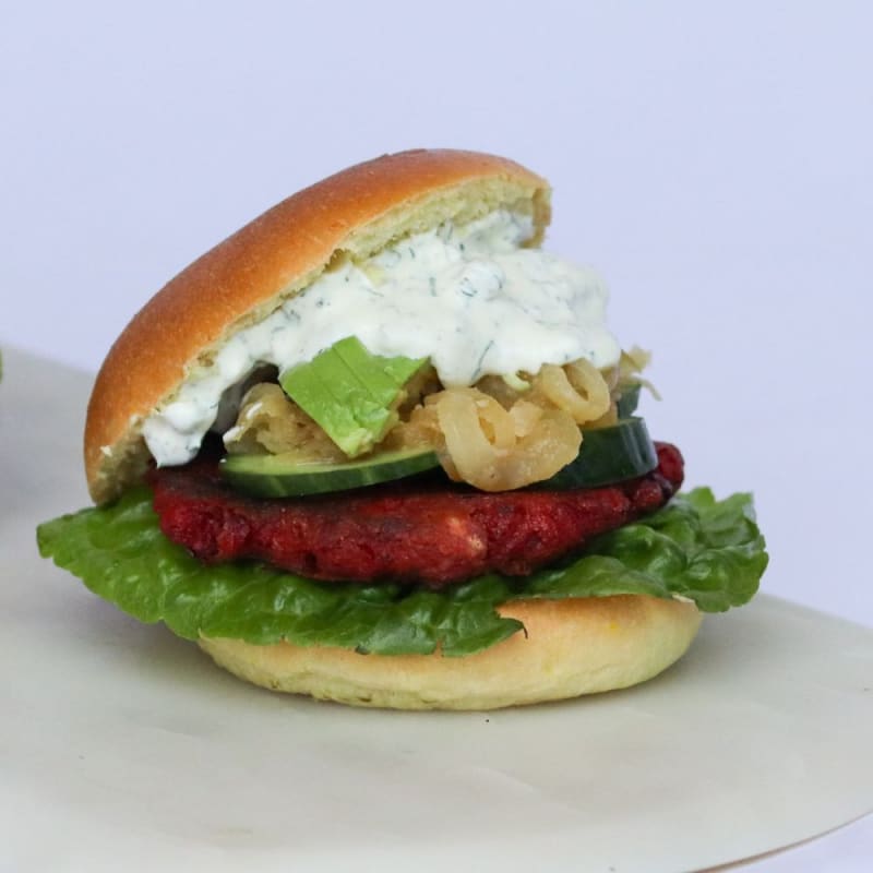 Vegetarburger med rødbedebøf, urtedressing og løgkompot