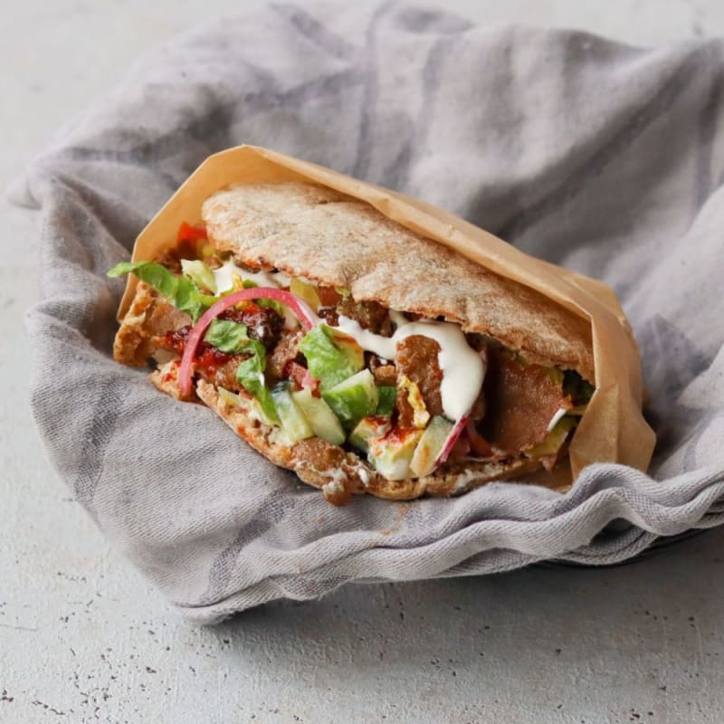 Pita med kebab, grønt og hvidløgsdressing