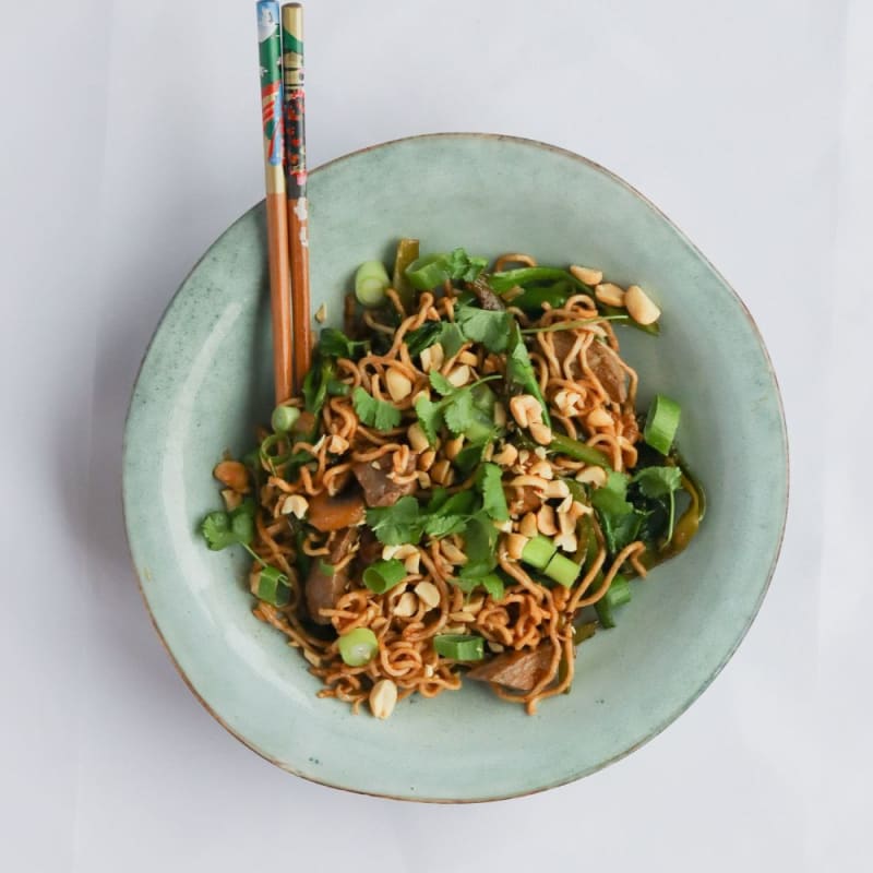 Wokret med oksekød, grøntsager og nudler