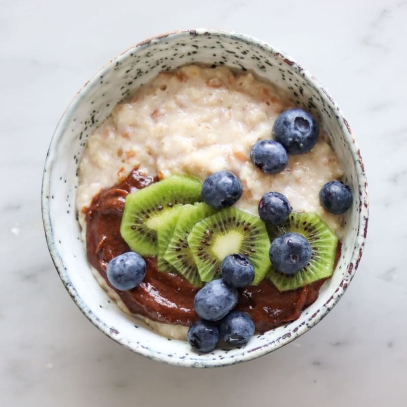 Havregrød med creme, kiwi og blåbær