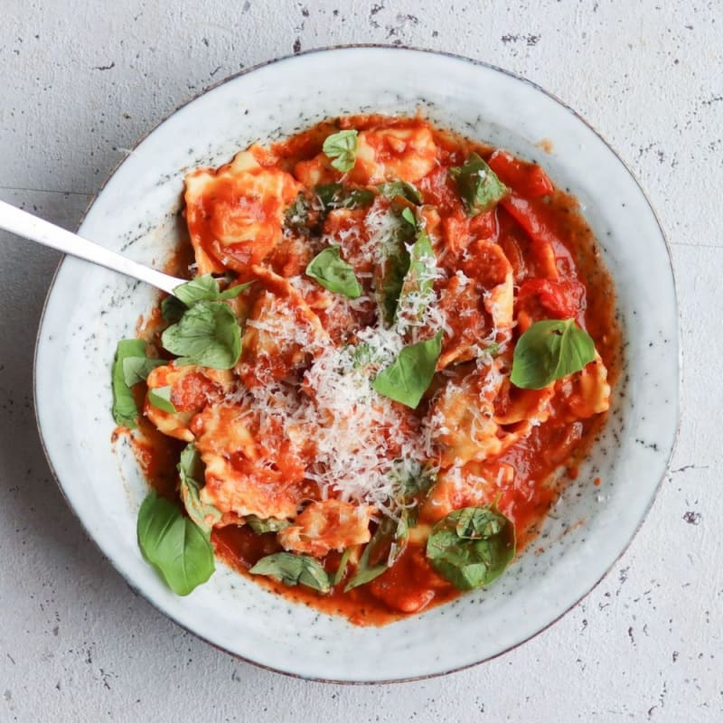 Ravioli i tomatsauce med parmesan og basilikum