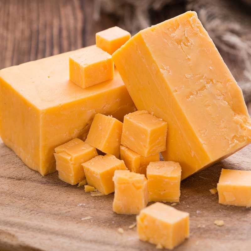 Cheddar ost på skærebræt