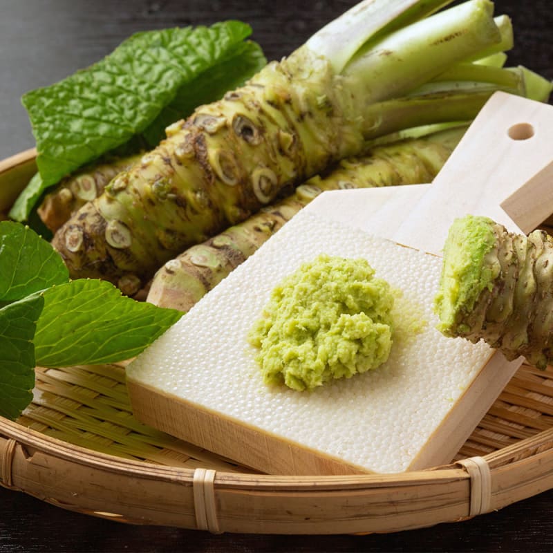 Rå wasabirod i kurv