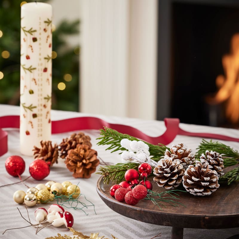 Lav smukke juledekorationer med dekorationspynt fra Bilka. 