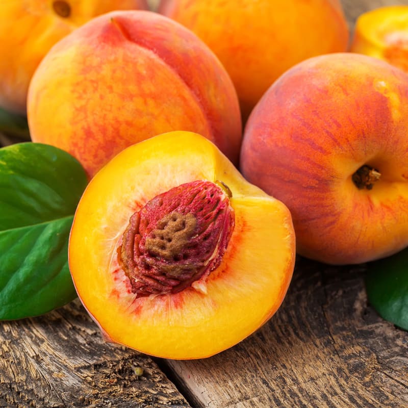 Friske ferskner på bord