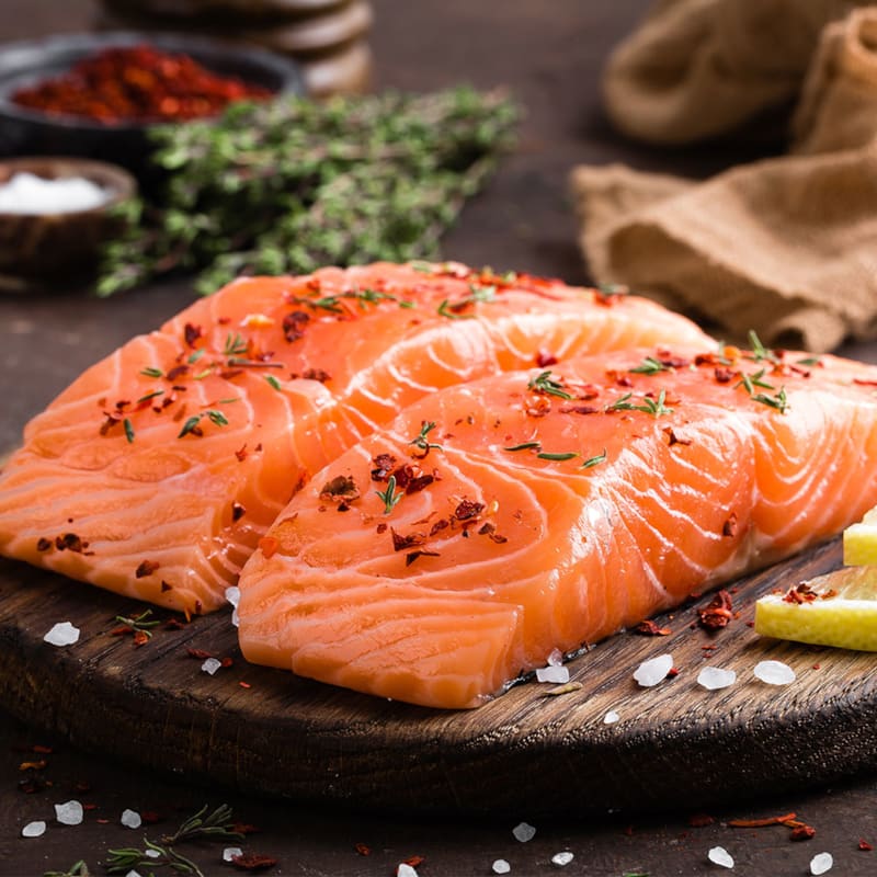 Rå laskeportioner på skærebræt