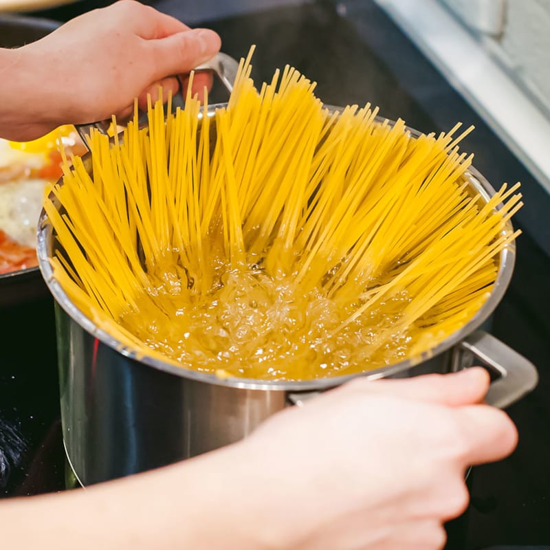 Spaghetti koges i gryde med vand