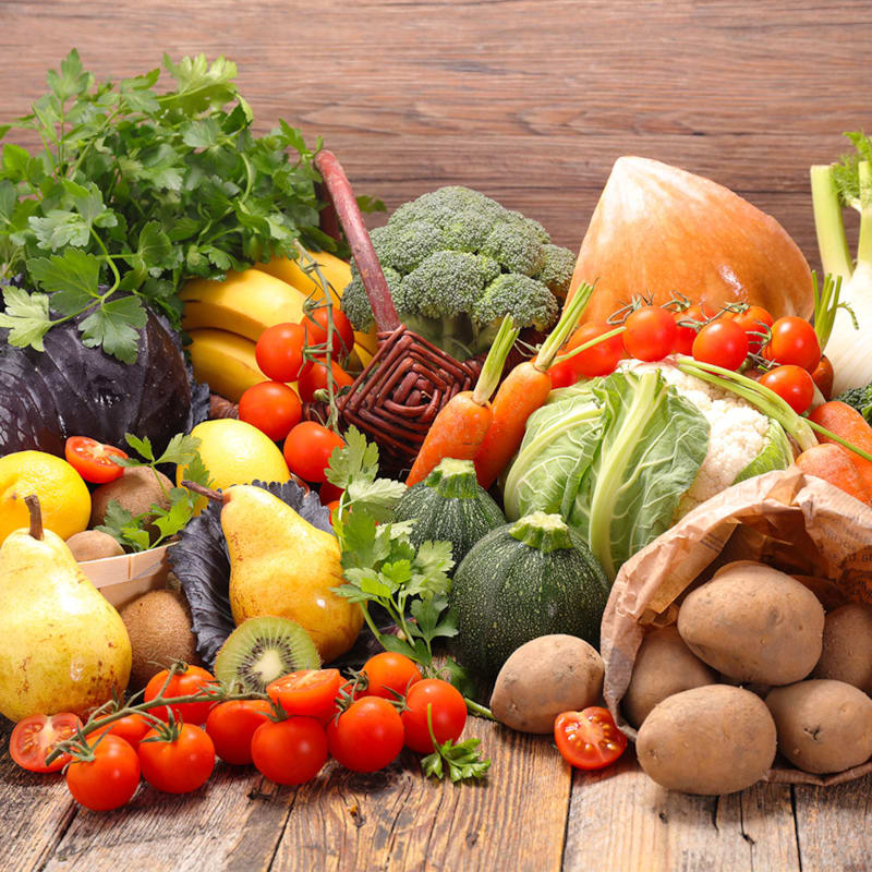 Forskellige frugter og grøntsager på bord