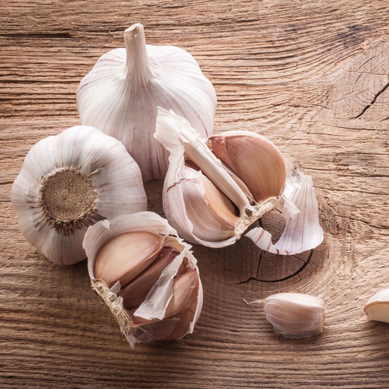 Hvidløg på bord