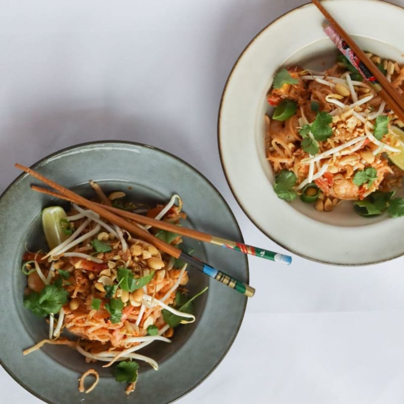 Pad thai med nudler, tigerrejer og grønt 