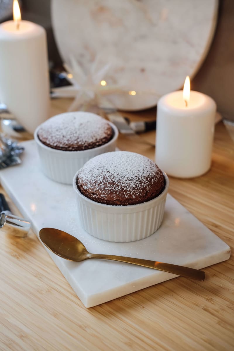 Nuetalle souffle i skåle på bord. 