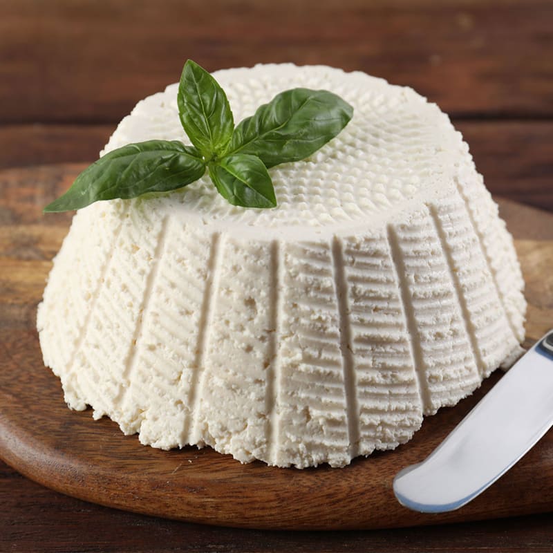 Ricotta ost på skærebræt