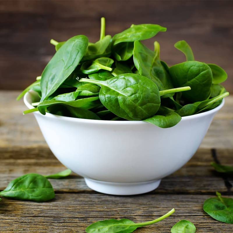 Skål med frisk spinat