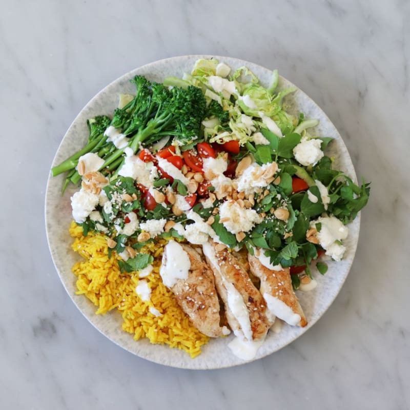 Kyllingebowl med ris, salat og dressing