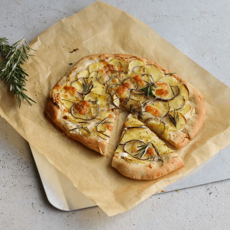 Kartoffelpizza med rødløg og timian