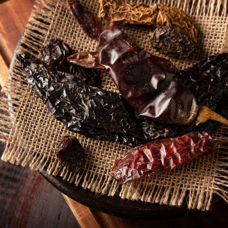 Chipotle chilier på træbord