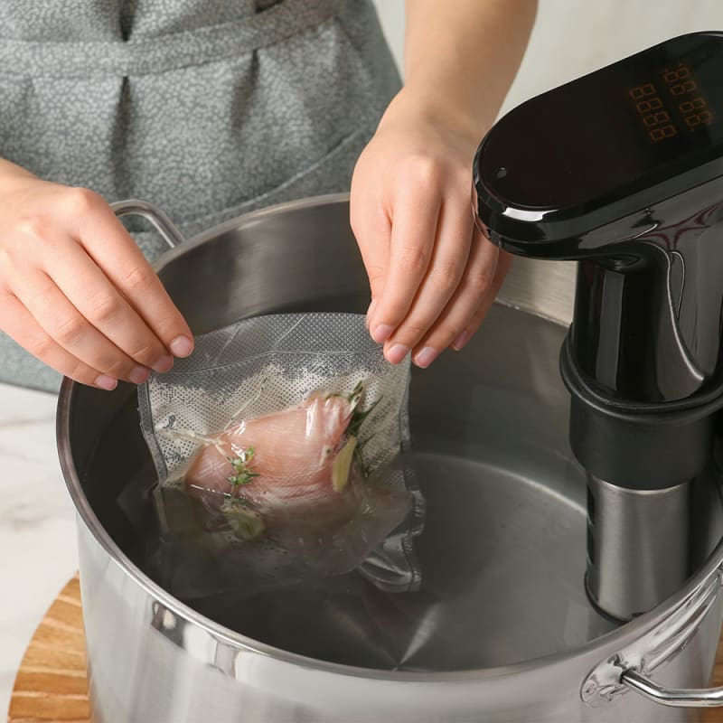 Person tilbereder kød med sous vide