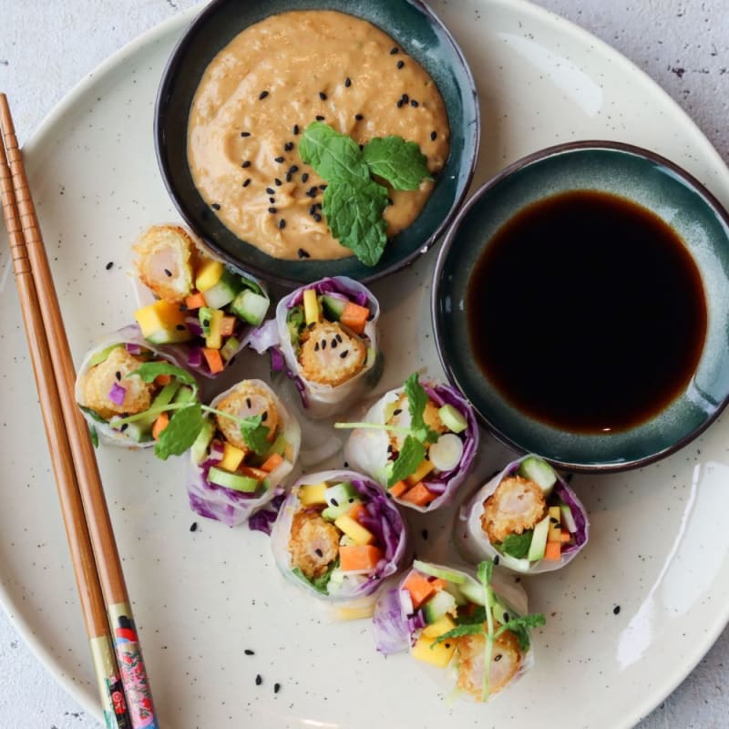 Friske forårsruller med tempurarejer og grønt