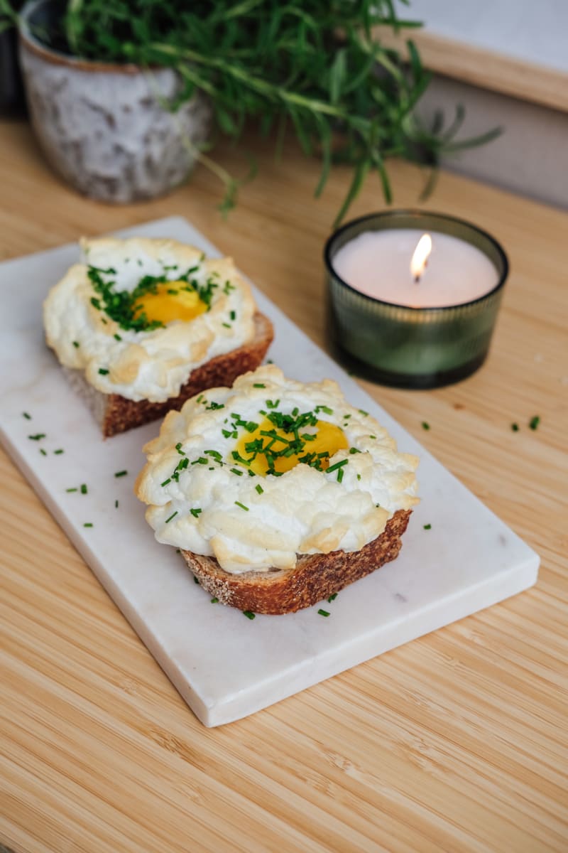 Få opskriften på de populære cloud eggs hos BilkaToGo