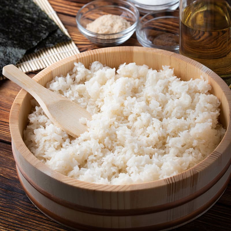 Kogte sushiris i bambusskål