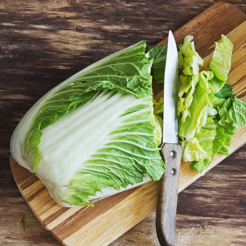 Kinakål på skærebræt