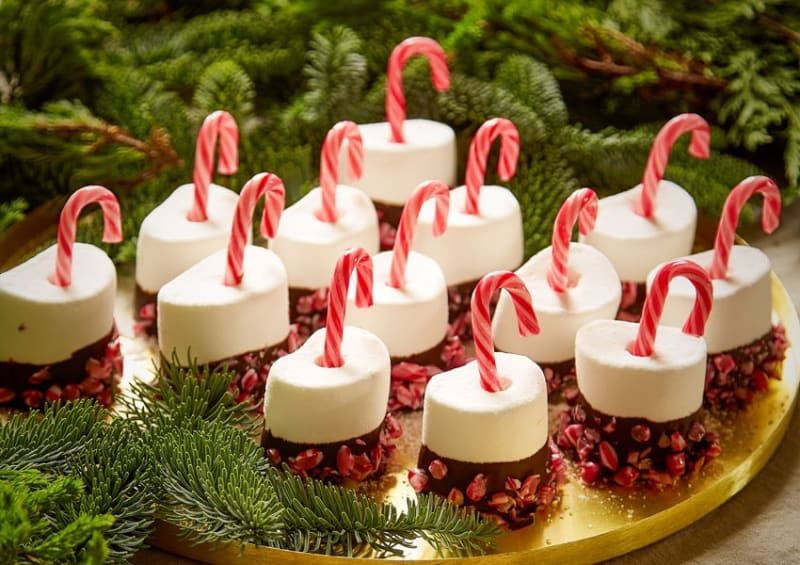 Julede skumfiduser med sukkerstokke. 