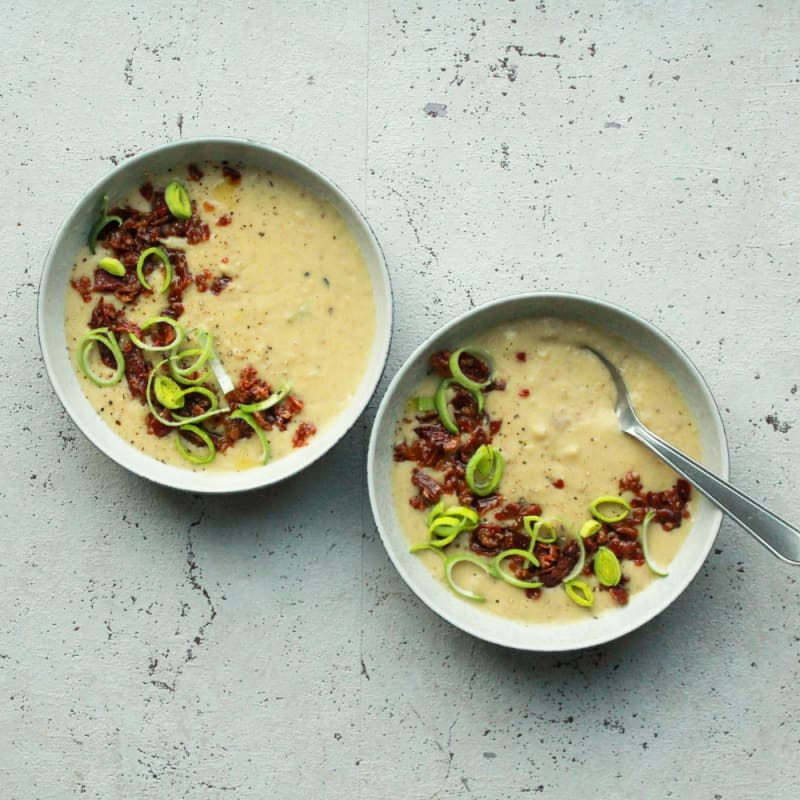 Kartoffel porre suppe toppet med bacon og porre