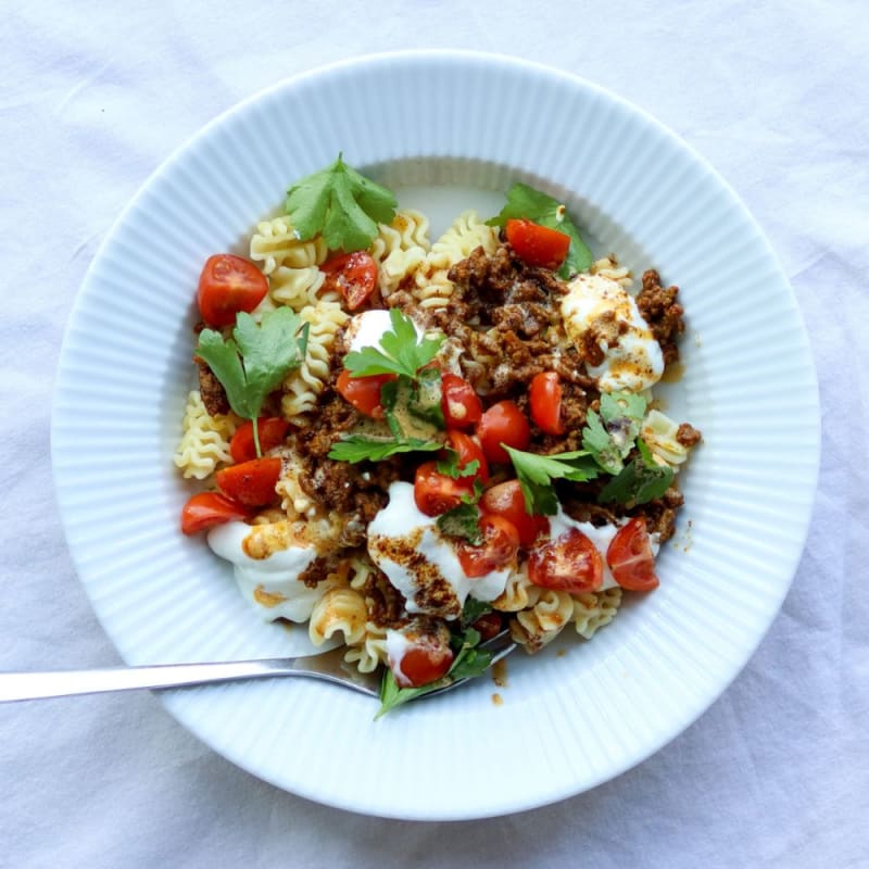 Tyrkisk pasta med oksekød, tomat, persille og dressing