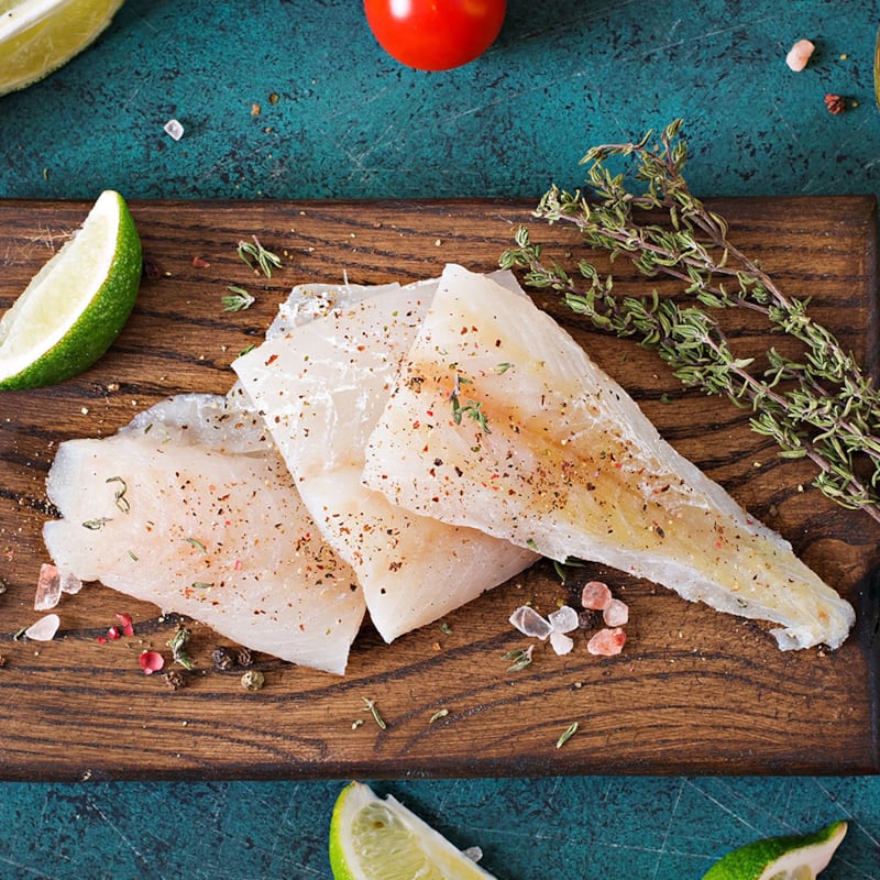 Udskæring af hvid fisk på skærebræt