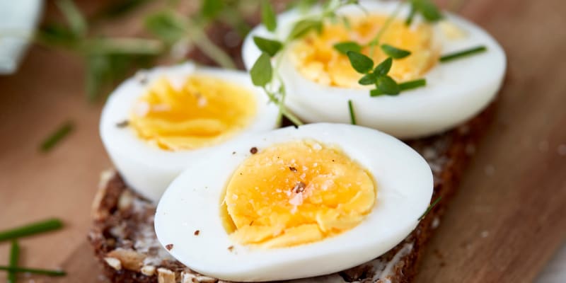 Hårdkogt æg på rugbrød. Sådan koger du hårdkogte æg. 