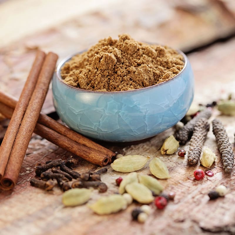 Garam masala krydderiblanding. Krydderier i blanding såsom kanel og kardemomme-pods. 