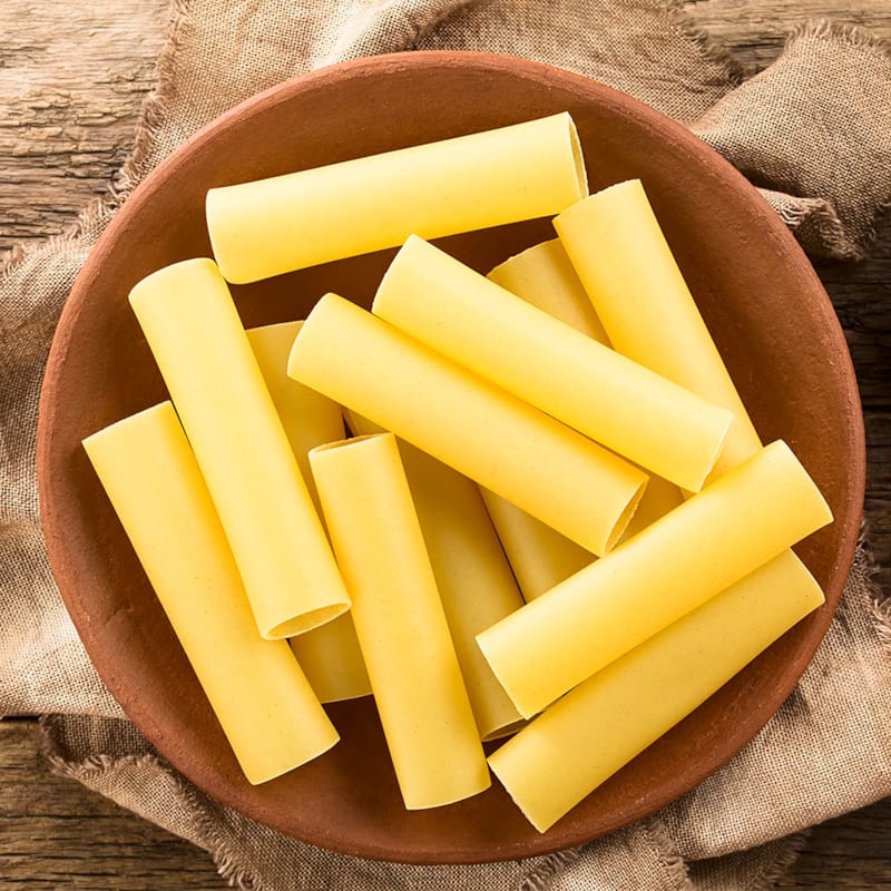 Rå cannelloni pastarør i skål
