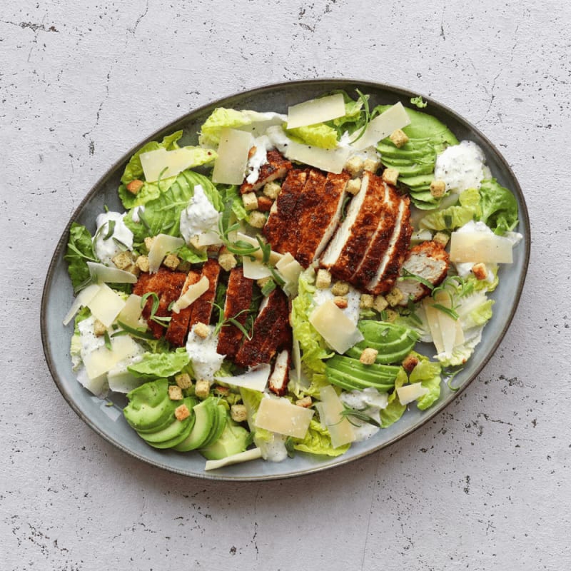 Cæsarsalat med kylling, dressing og knasende croutoner