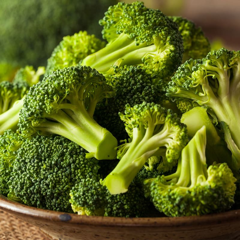 Buketter af broccoli i skål