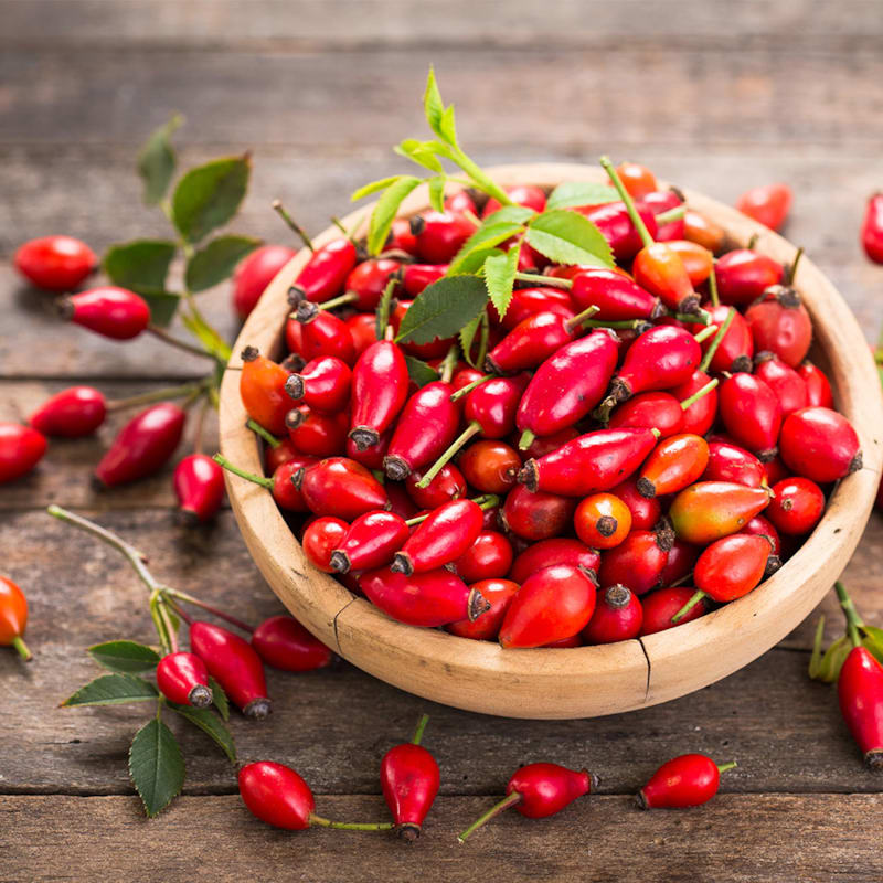 Friske hyben i skål og på bord