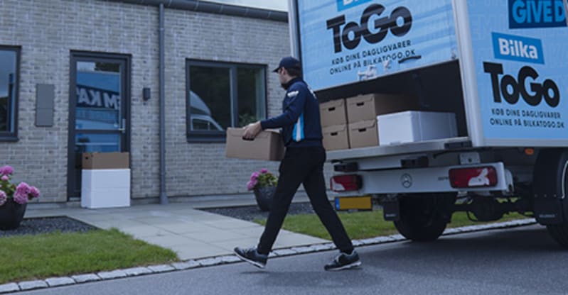 Dagligvarer leveres til døren af BilkaToGo medarbejder. 
