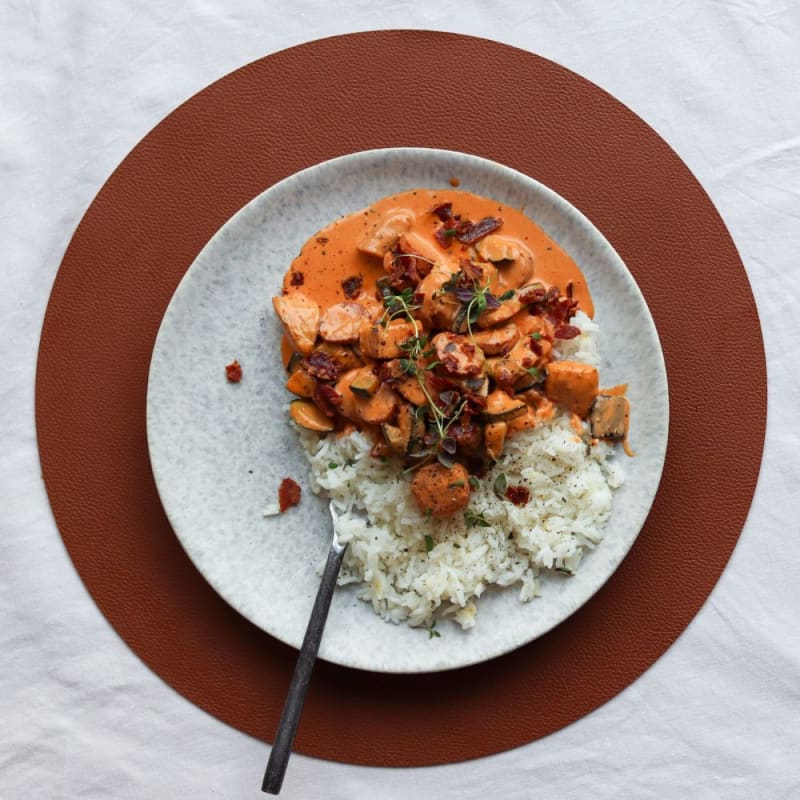 Paprikagryde med kylling, bacon, chorizo og grøntsager