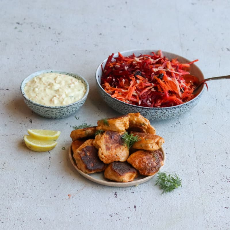 Fiskefrikadeller med råkost og remoulade
