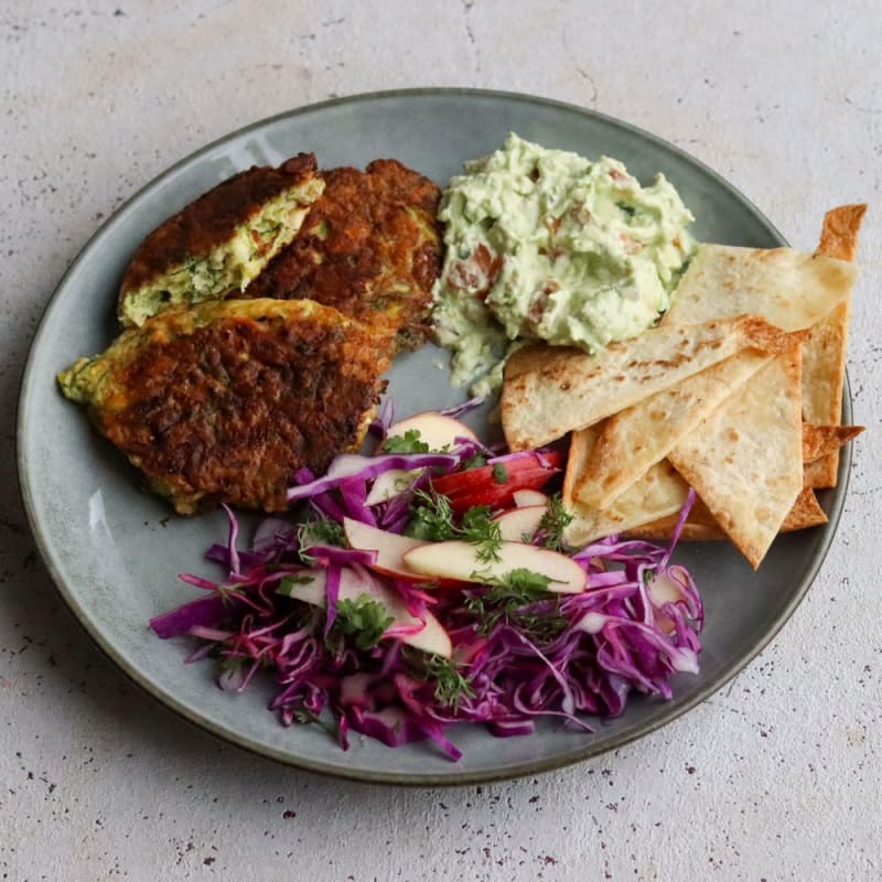 Squashfrikadeller med spidskålssalat og avocadocreme