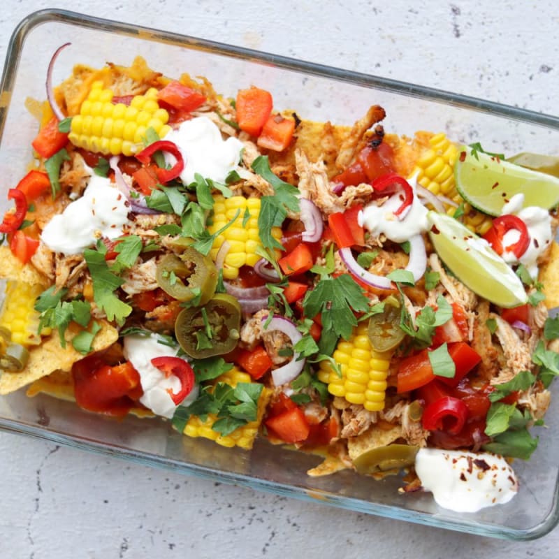 Loaded nachos med kylling, grønt og ost