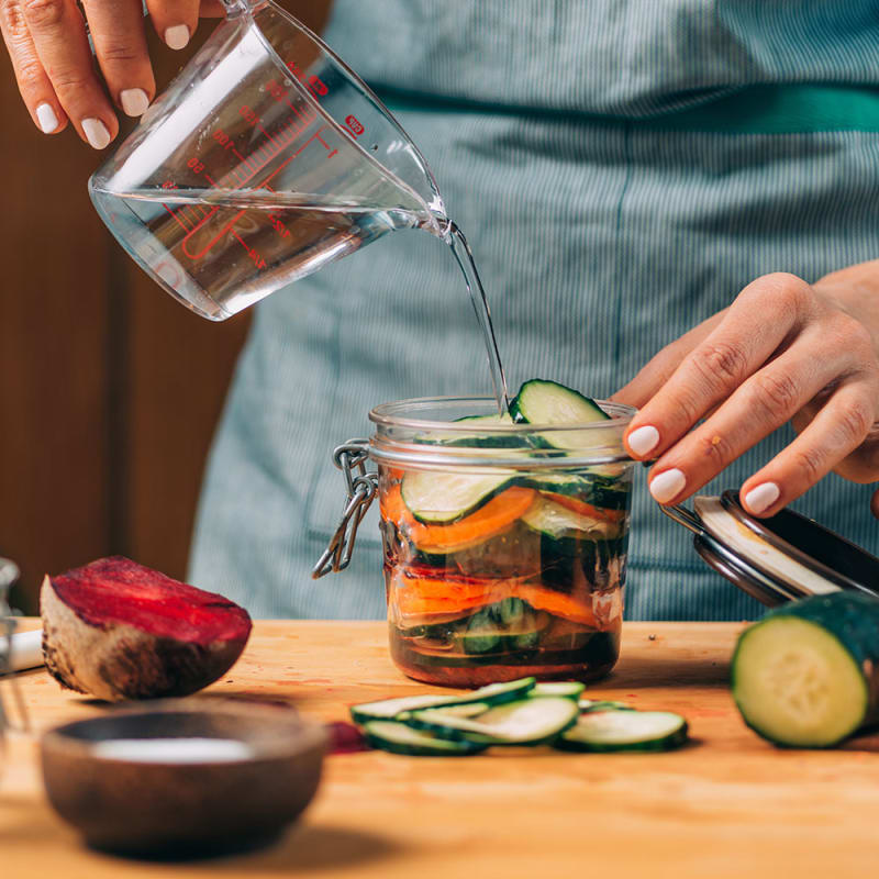 Person fermenterer grøntsager